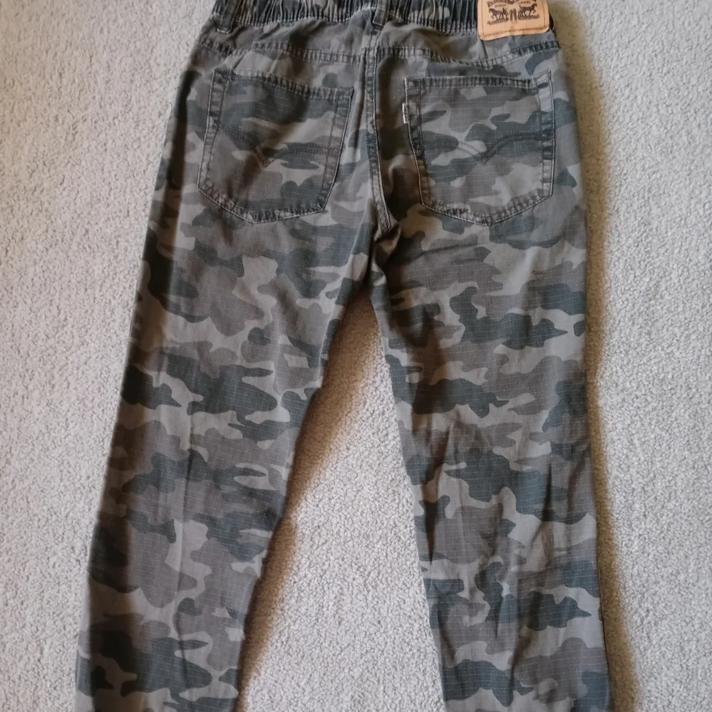 Levi's joggers boys youth size large  army fatigue colors elastic waist pants